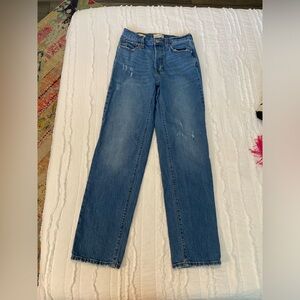 Women’s Universal Thread Blue Denim Jeans
SIZE 4